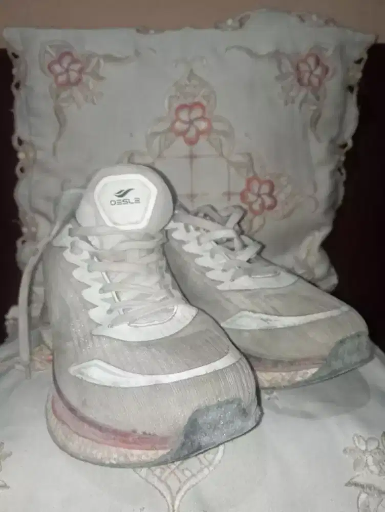 Sepatu bekas layak pakai