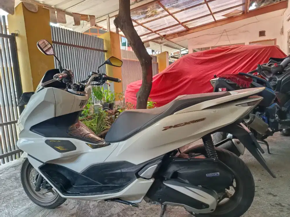 Honda PCX ABS 160 2024 putih elegan