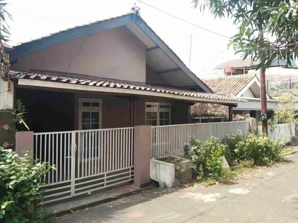 disewakan rumah di Pemda Jatiasih LT235 LB150 ada halaman/tanah kosong dibelakang