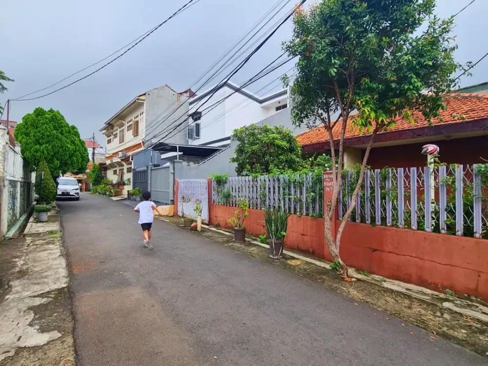MURAH! HITUNG TANAH! Rumah Dijual Kebayoran Lama, Dalam Komplek. NEGO