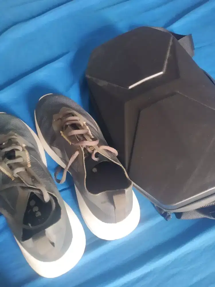 Bismillah mau jual tas hardcase ozuko dan sepatu diadora