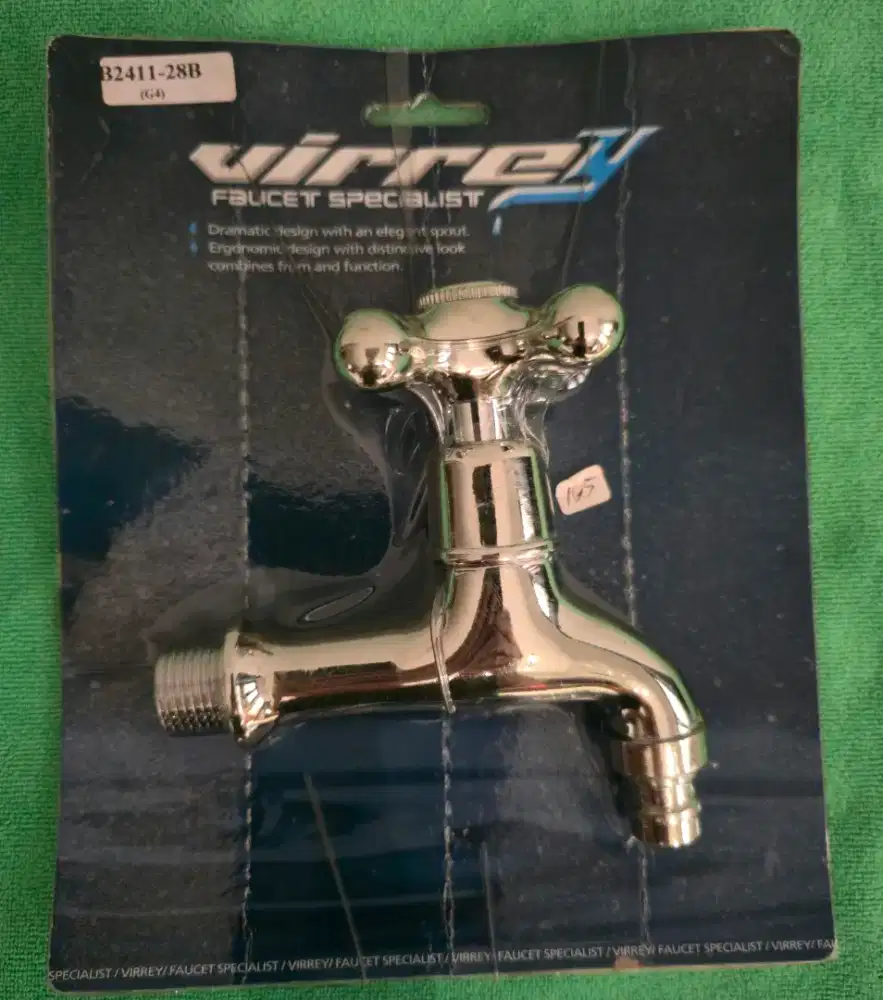 Kran tembok taman untuk pasang slang air.