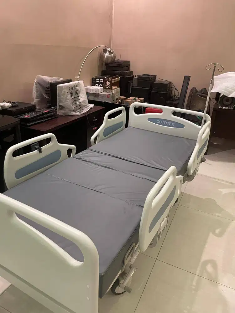 Caretek M420 Ranjang Pasien Orang Tua 3 Crank Elektrik Hospital Bed