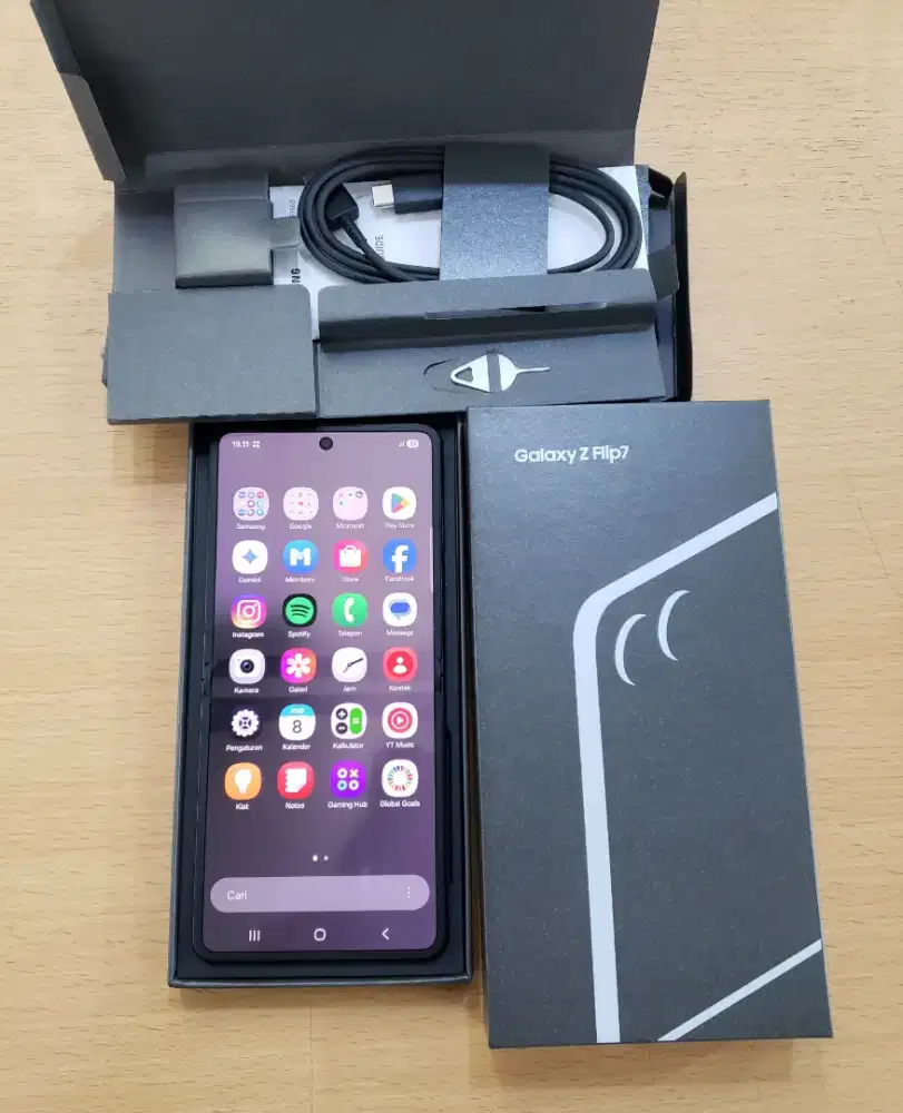 Samsung Galaxy Z Flip 7 RAM 12/256GB JetBlack SEIN