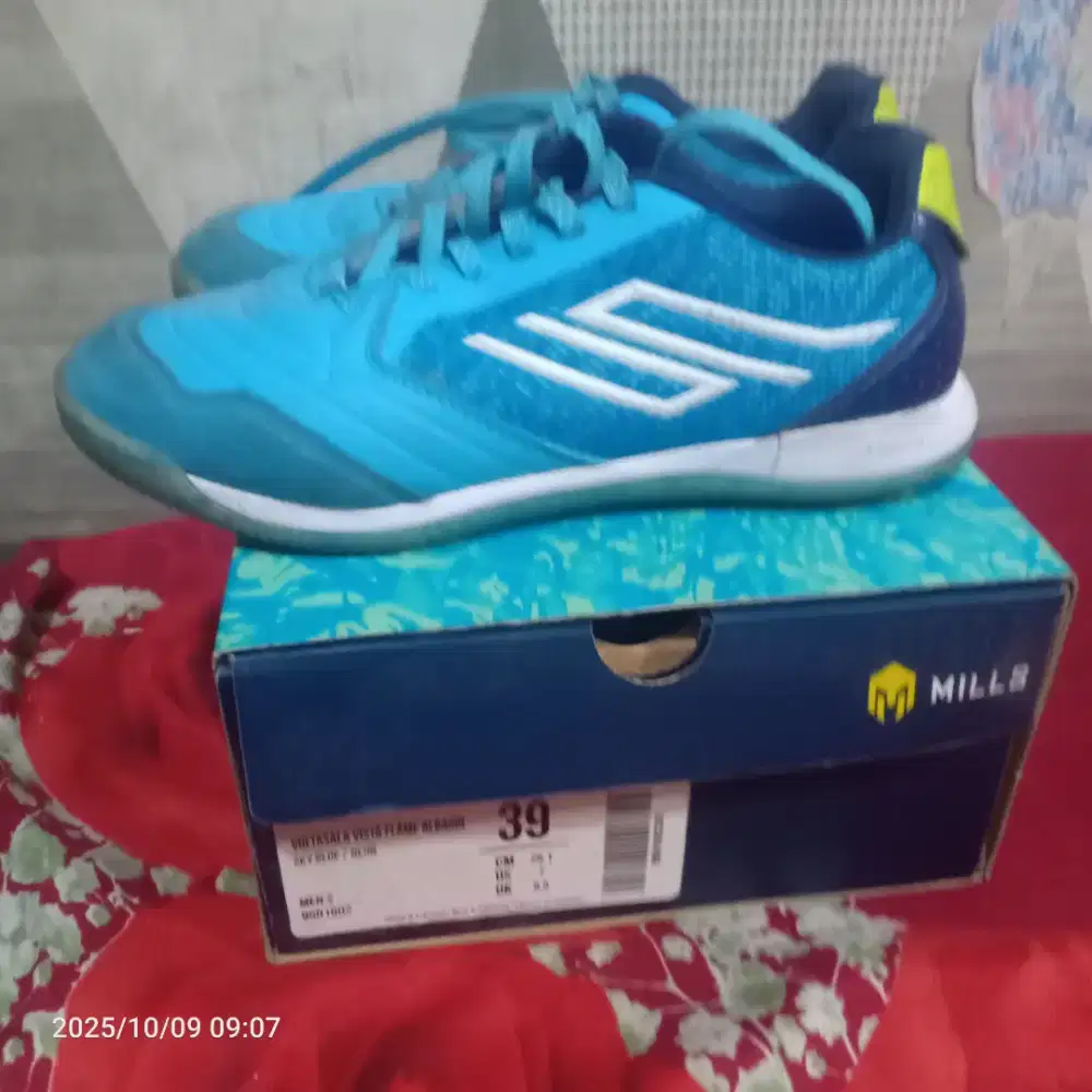 Sepatu mills ukuran 39