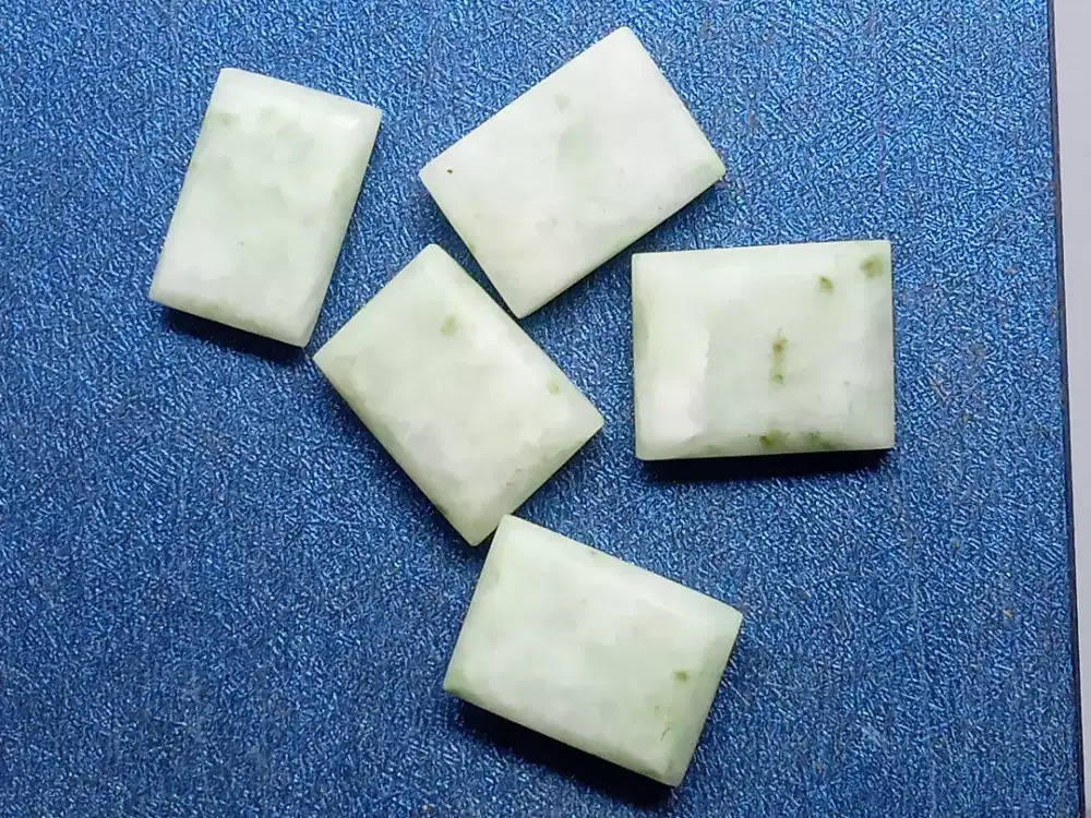 Batu giok hijau