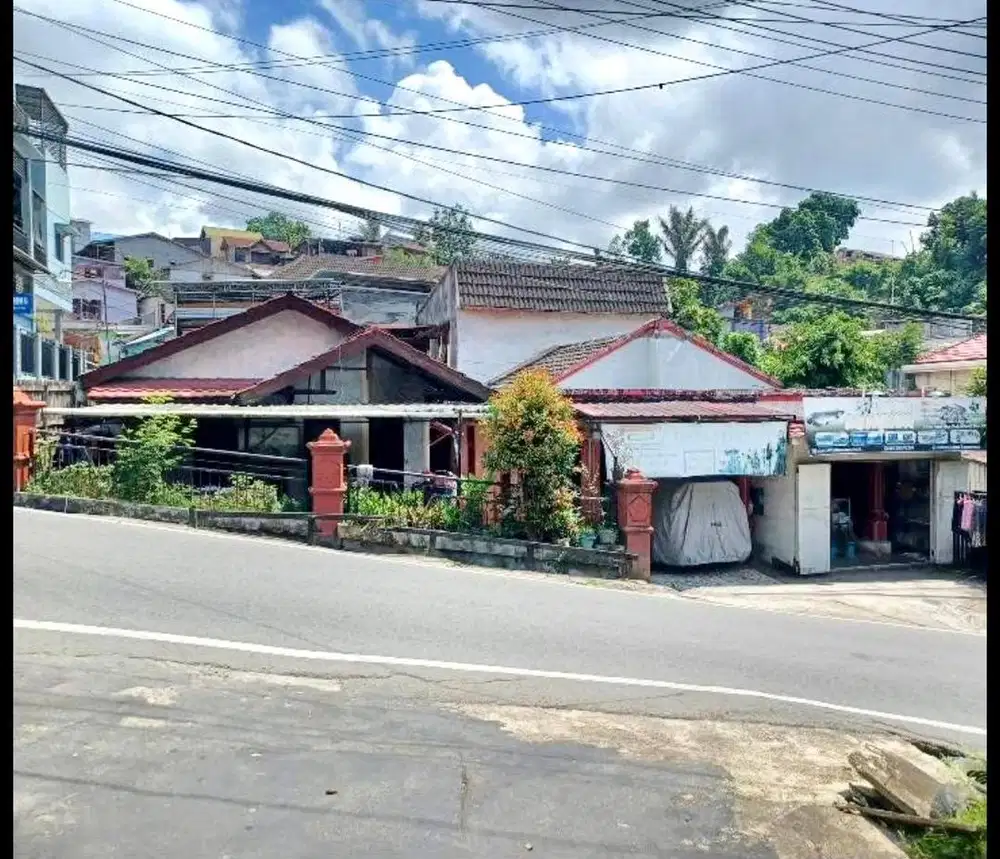 BU dijual 2 rumah 1 lahan pinggir jalan