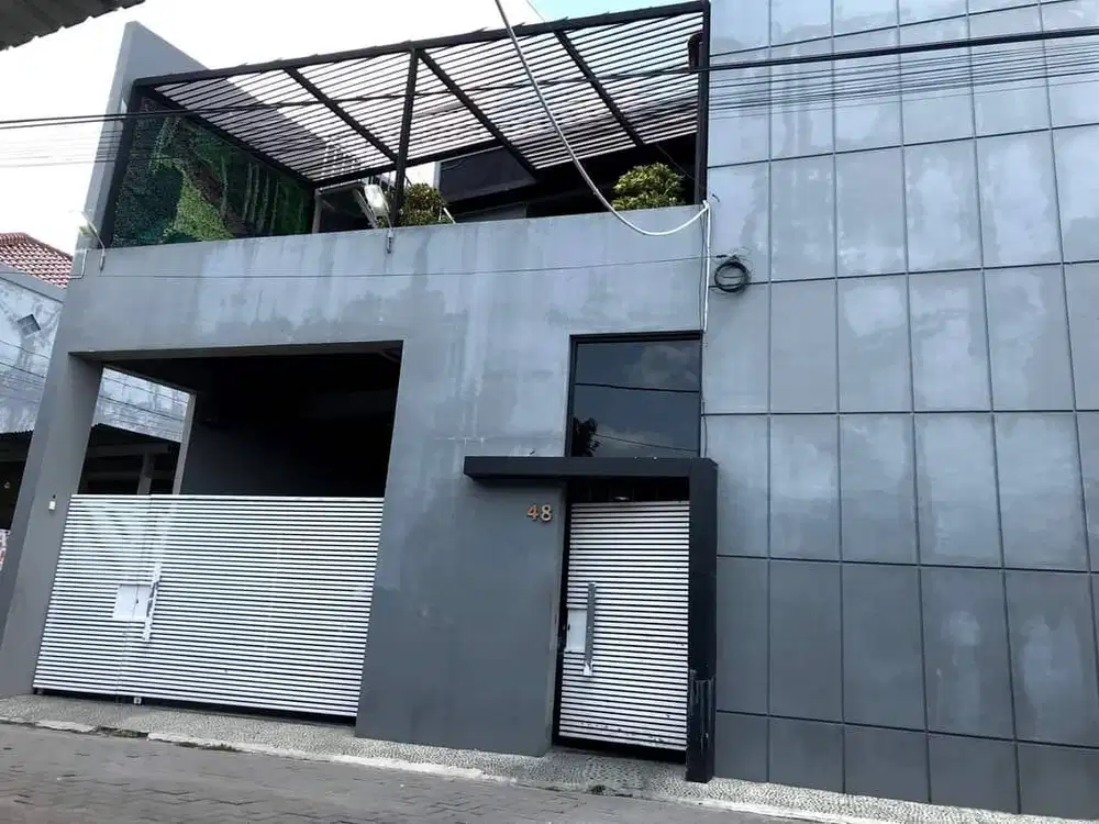 dijual rumah 3 lantai  kantor dan gudang produksi jl imogiri barat