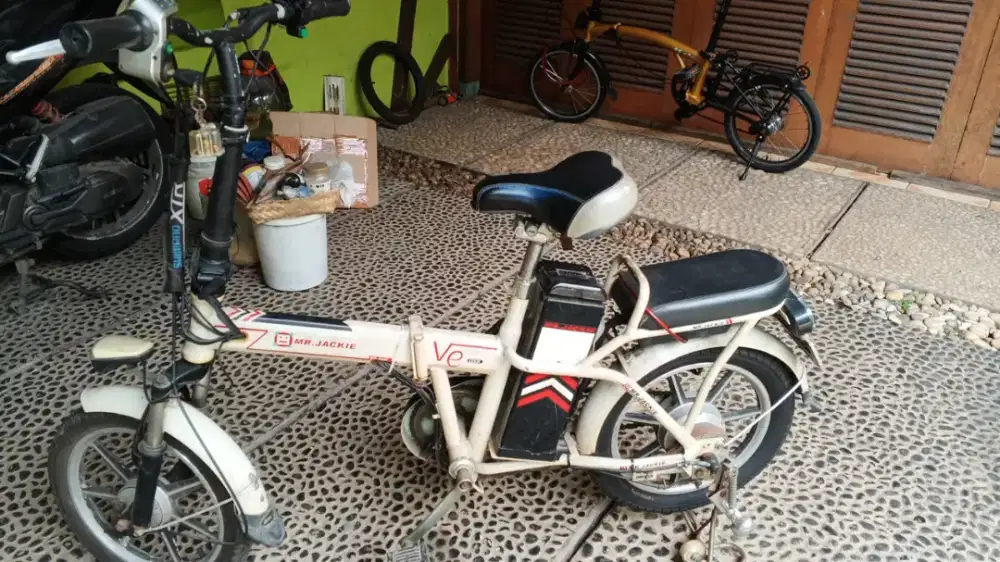 Sepeda lipat yang ditempel Batere listrik