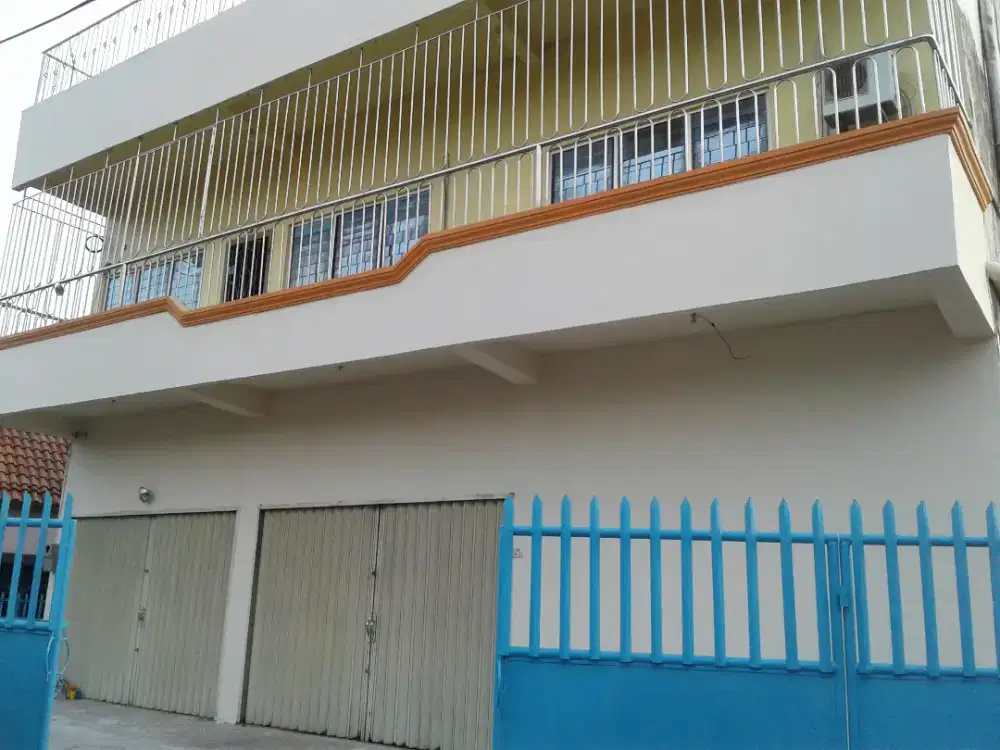 Rumah tapi berbentuk ruko 3ruko jadi satu 2,5tingkat