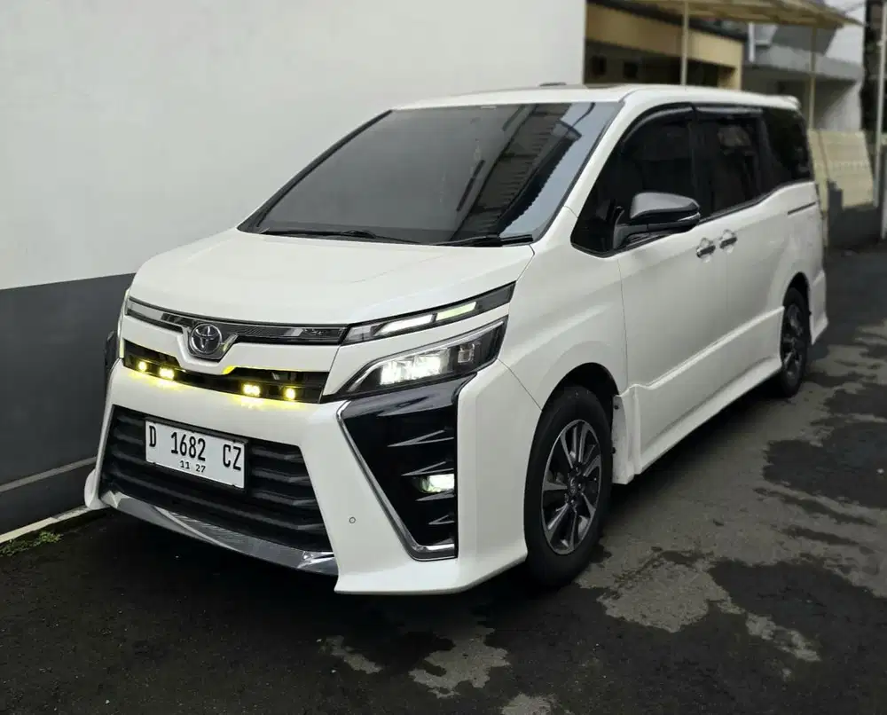Toyota VOXY 2.0 AT 2018 Panoramic LowKM 87rb ISTIMEWA BANDUNG