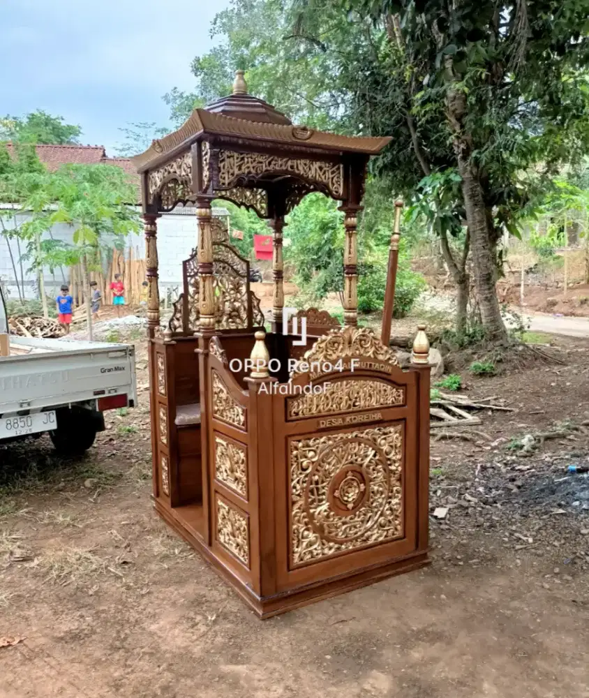 Mimbar masjid kubah jati