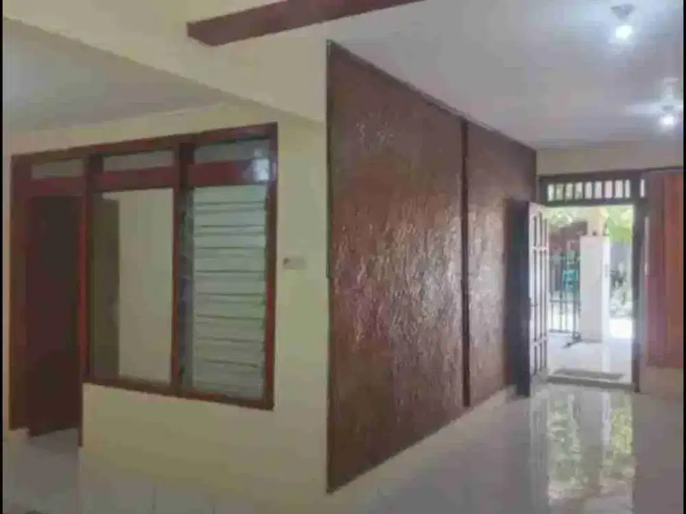 Disewakan murah rumah luas 160m 4KT 2Km di Rungkut Surabaya