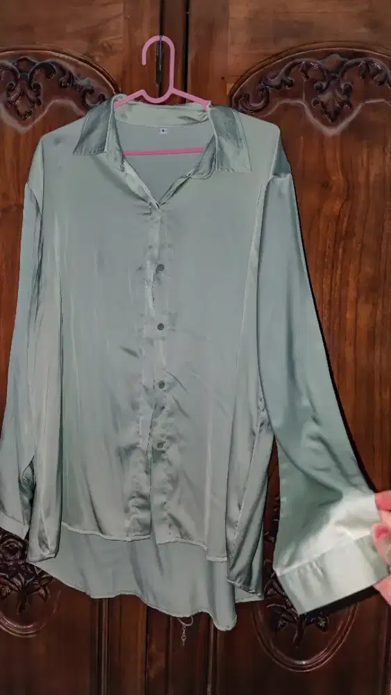 Kemeja satin sage