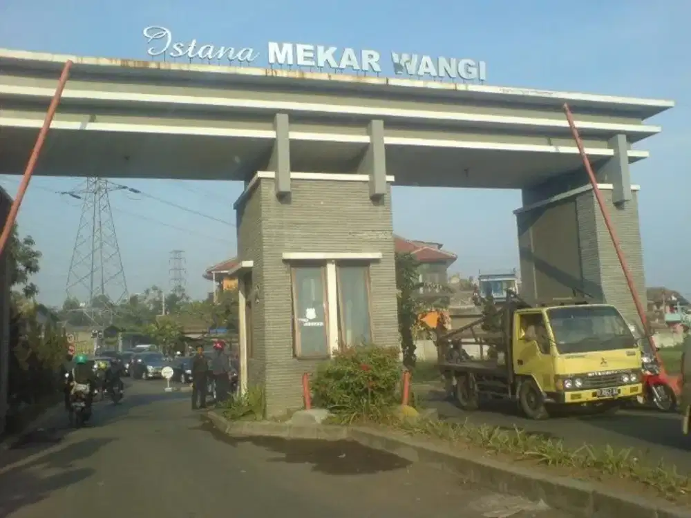 SEWA RUMAH SEMI FURNISHED DALAM KOMPLEK NYAMAN DAN STRATEGIS DI MEKARWANGI