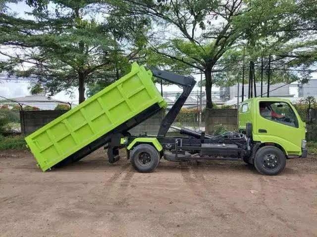 Hino 136 HDX ARM ROLL KONTEINER Tertutup 6 m3