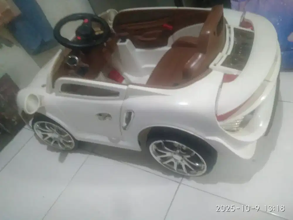 Mainan mobilan bekas