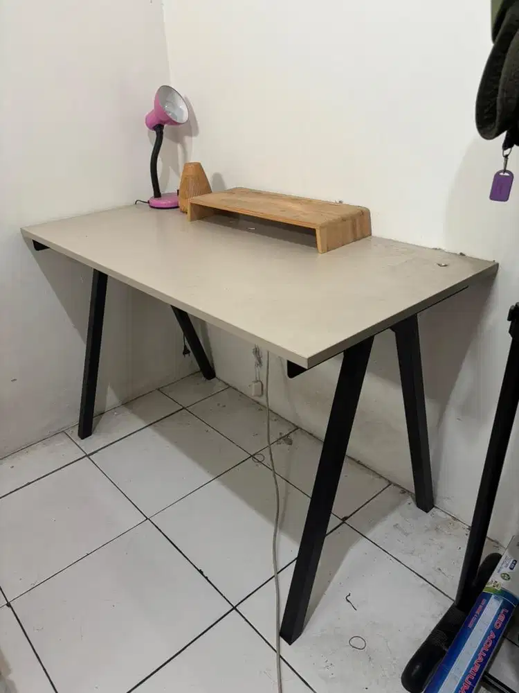 Meja Solid Ikea