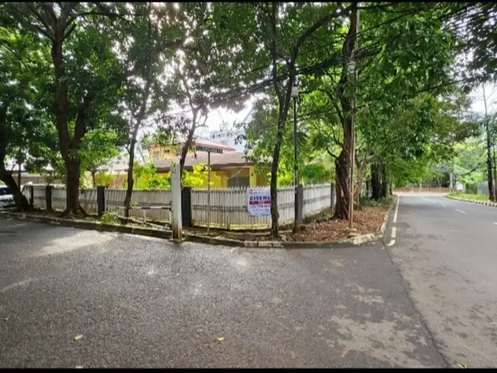 Di Sewakan Rumah Tua di Komplek Patra Kuningan dekat Kedutaan Australi