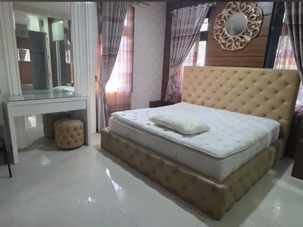 Disewakan Rumah Mewah Hook 2 Lantai Full Furnish di Graha Family