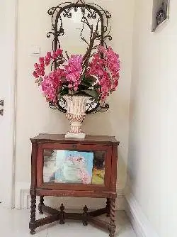 Kabinet display antik dengan kaca dan kaki yg cantik