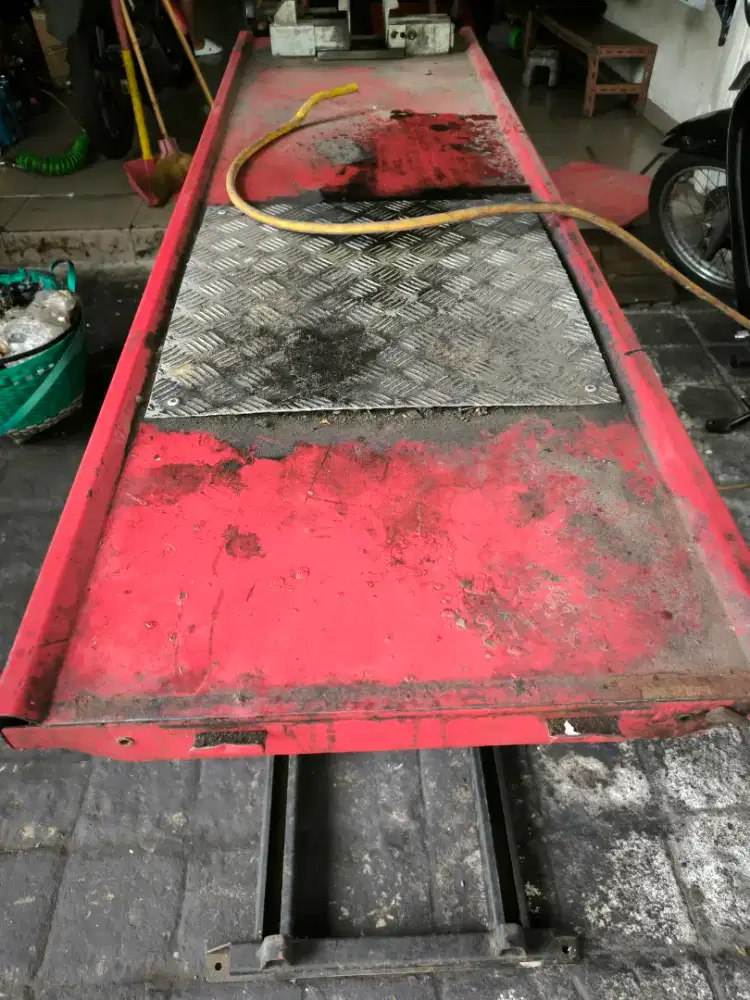 Krisbow Motorcycle Lift serial no. 4087