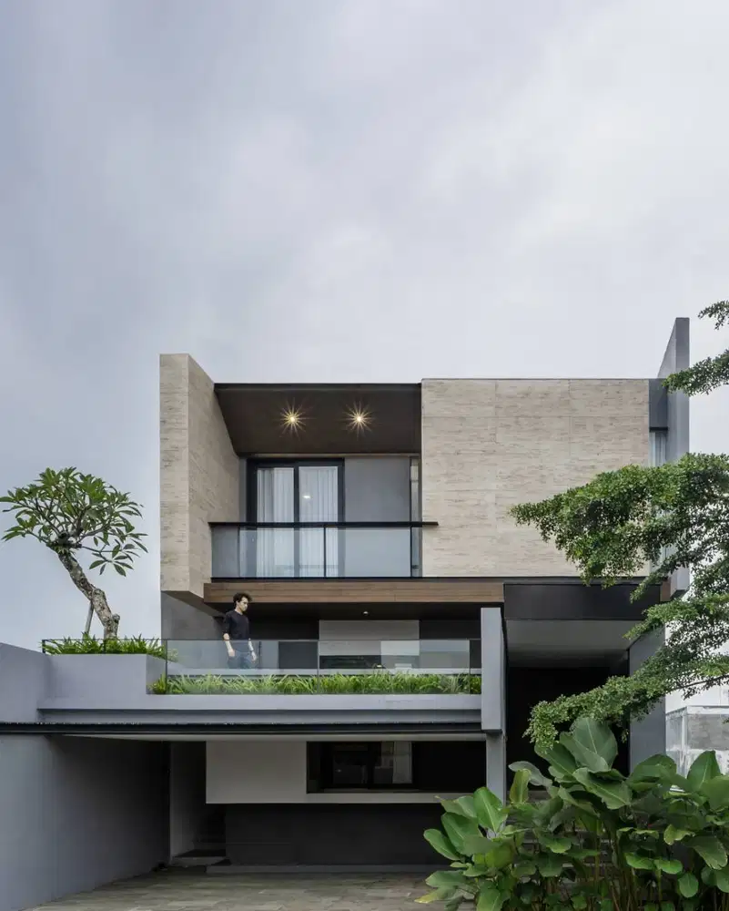 Rumah Luas Tipe 230, 2 Lantai dan Lokasi Strategis, Sertifikat SHM