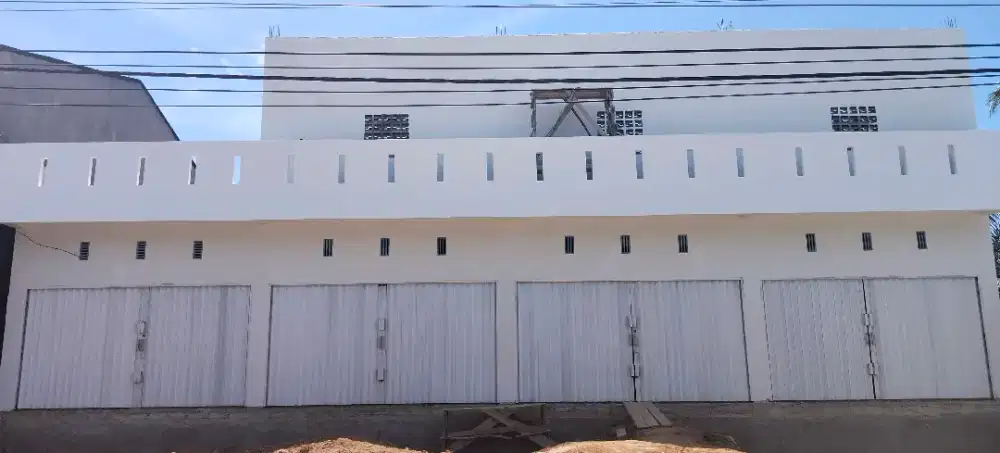 Disewakan ruko 3 pintu, 3 lantai, plong tanpa skat.