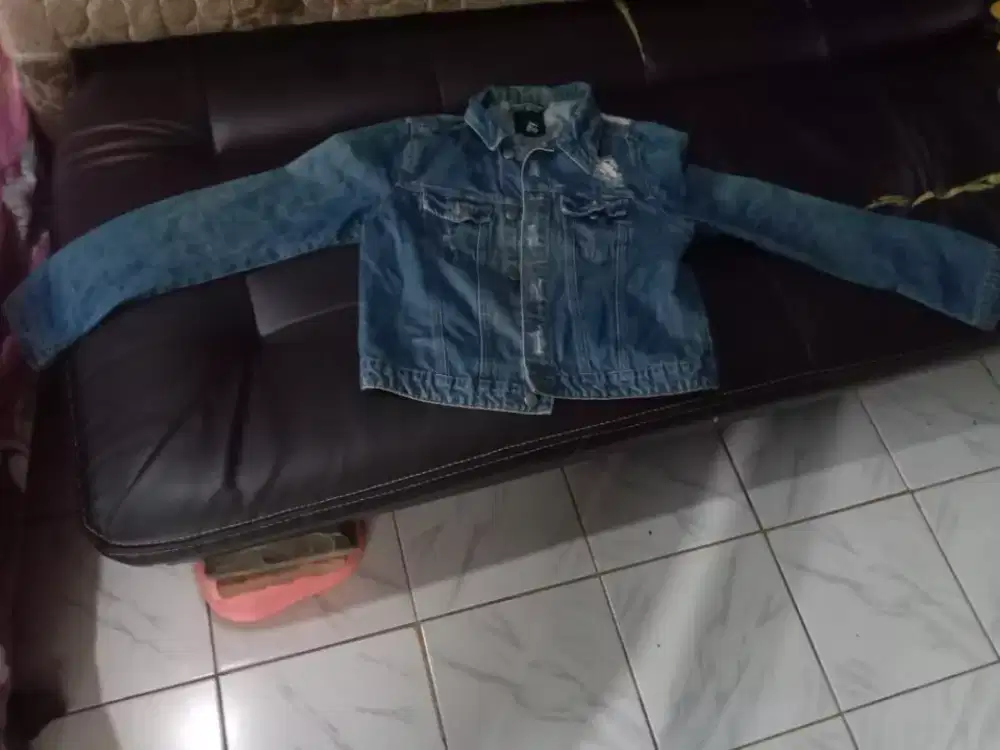 Jual jaket jeans wanita kondisi bagus siap pakai. Harga MURAH 100 ribu