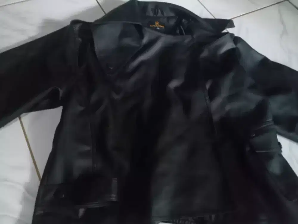 Jual jaket kulit wanita kondisi bagus siap pakai. Harga MURAH 150 ribu