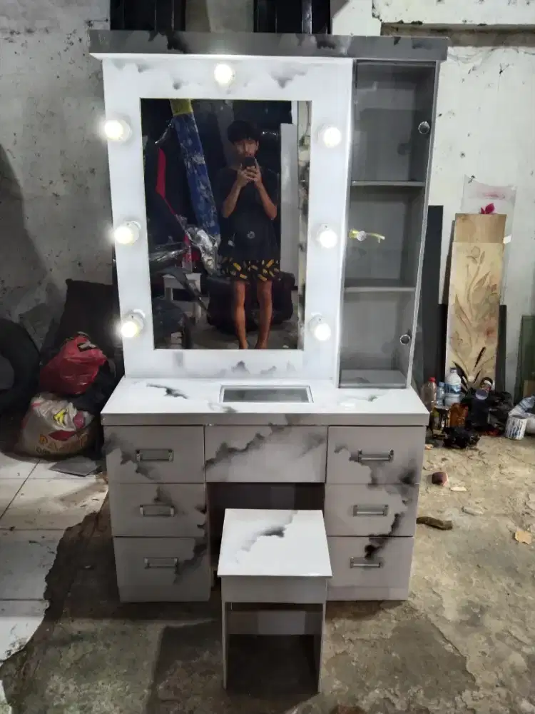 Meja Rias cantik free lampu anti rayap