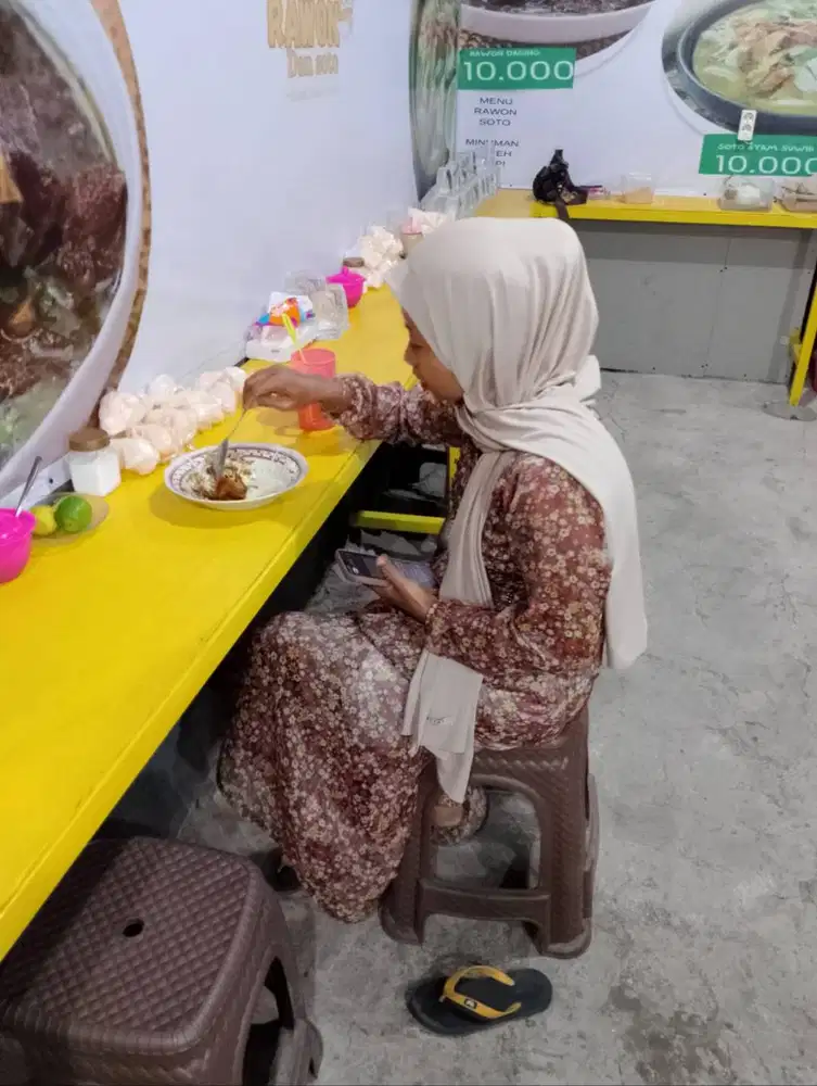Di cari karyawati jaga warung rawon soto