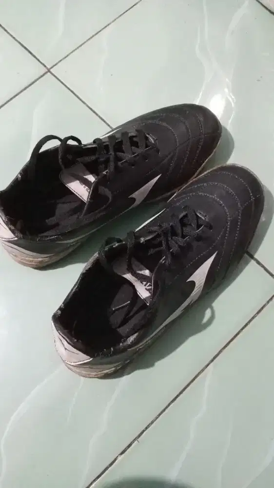 Sepatu futsal merek nazino