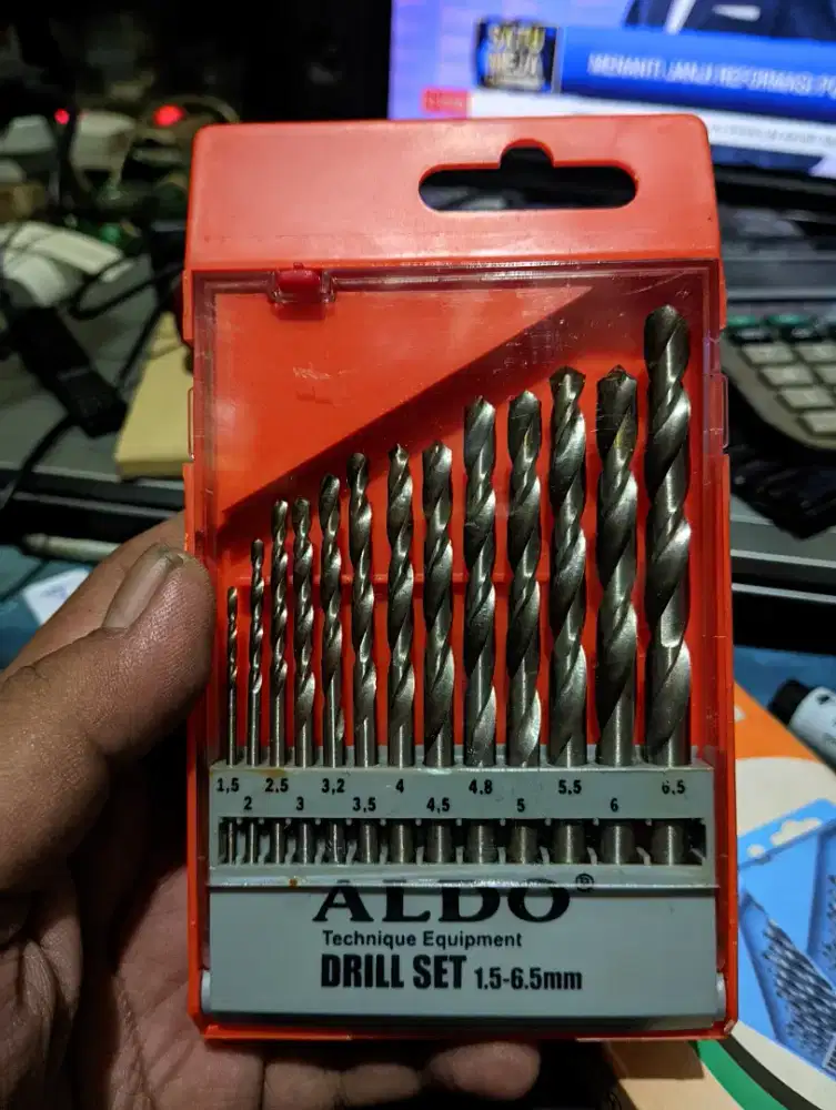 1 Set Mata Bor  Merek Aldo