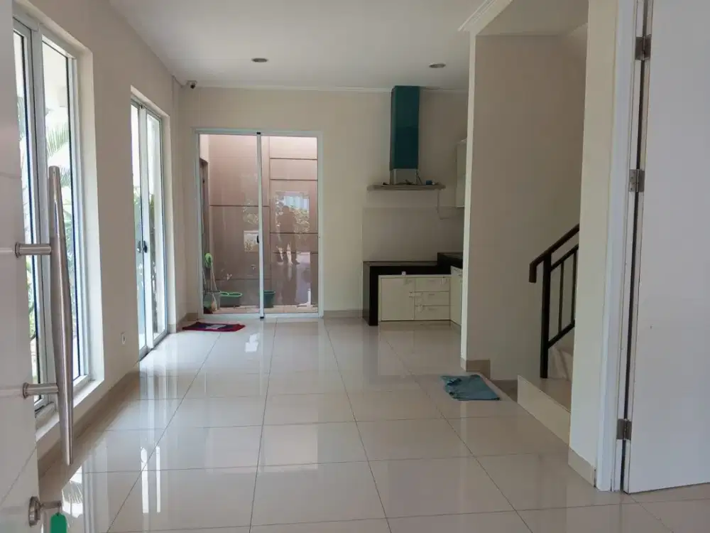 Disewakan Rumah Semi Furnish Hoek Green Puri Jakarta Barat