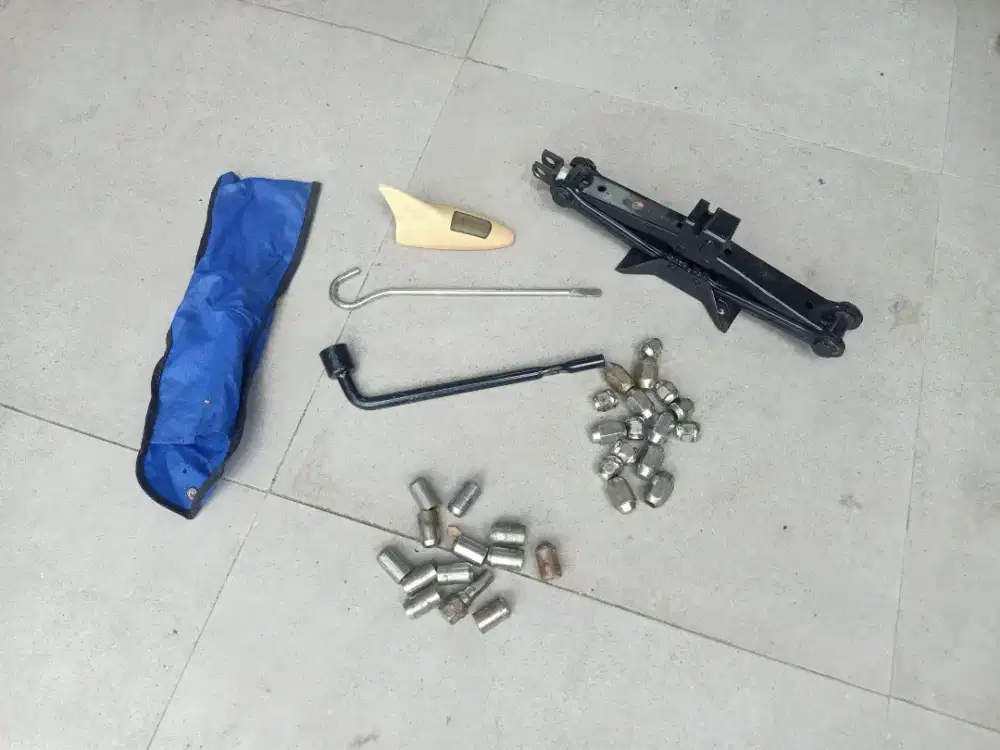 Di jual wa dan hp  aja yg butuh rl baut roda ,dongkrak dll