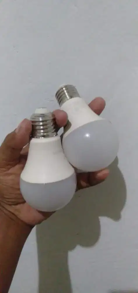 Di jual semua merek bola lampu 1 kotak isi 4 garansi 1 th  resmi