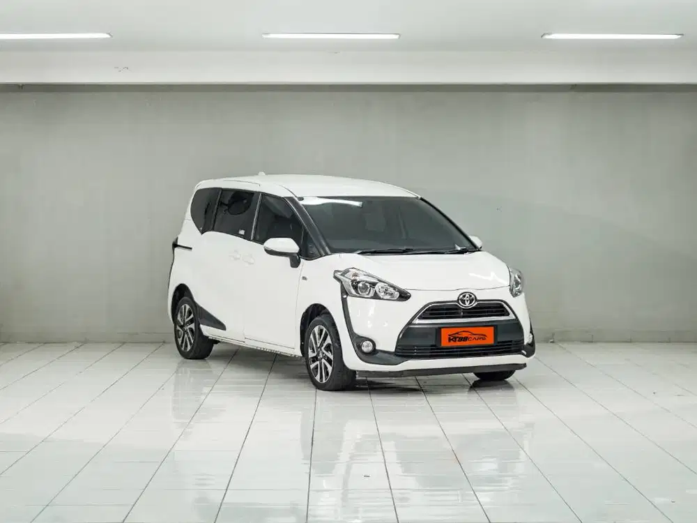 Toyota Sienta V 1.5 2017 putih matic