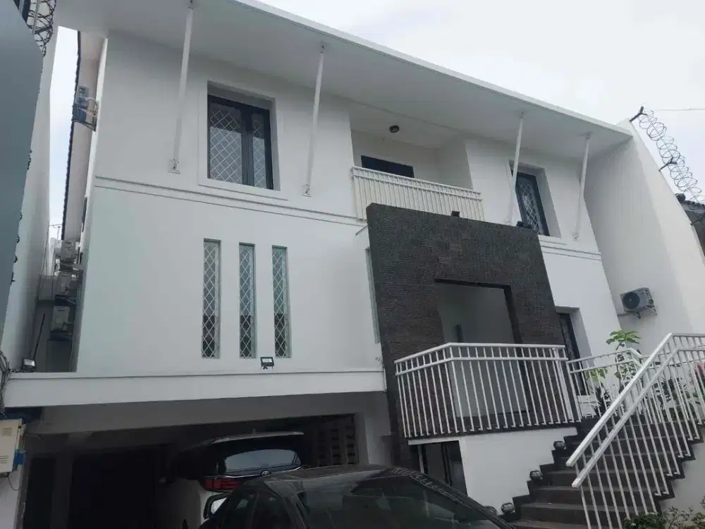 Disewakan Rumah  2 Lantai SemifurnishbRapi Bersih Ada Kolam Renang Dekat Senopati Jakarta Selatan