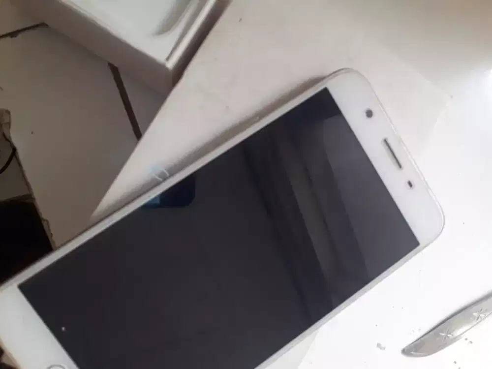 HP oppo f1 di cas cuman getar