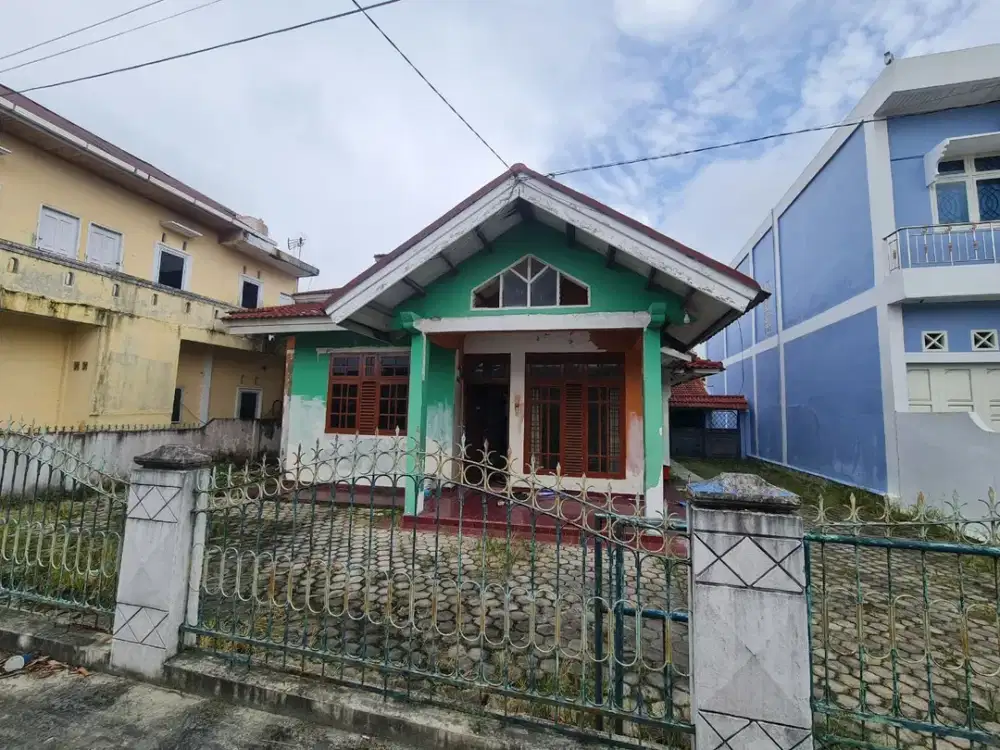 Rumah bulatan tengah kota Jalan Pemuda dekat Mall Ciputra Seraya