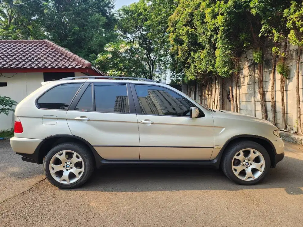 BMW X5 Facelift E53 M54 3.0 thn 2005 warna silver, kondisi terawat..