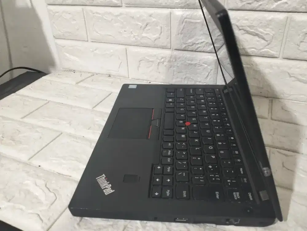 THinkpad x270 core i3 GEN 7 RAM 8 SSD 256 SATSET windows 11