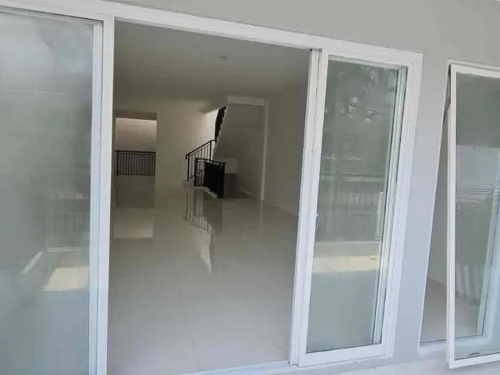 Disewakan Ruko 2,5 Lantai Baru Renovasi Siap Pakai Lokasi Strategis di Pinggir Jalan di Sunter Jakarta Utara