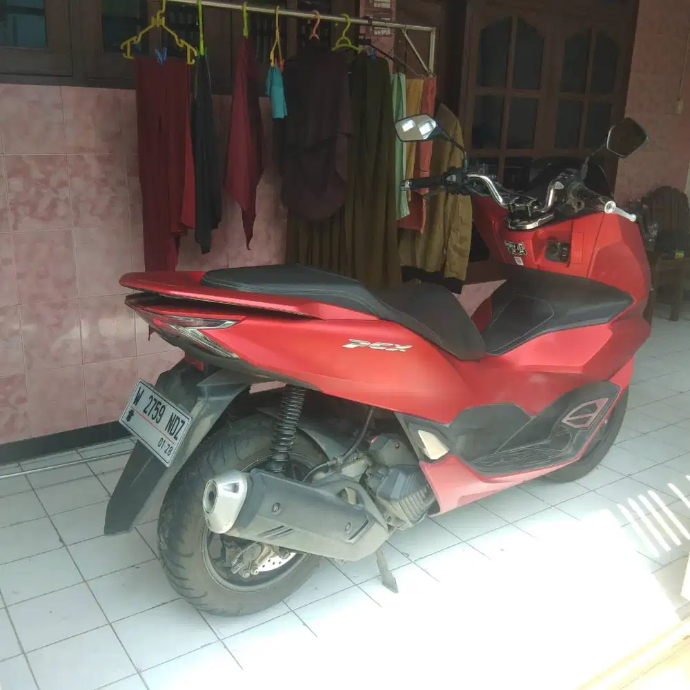 Honda pcx 160 warna merah tahun 2023