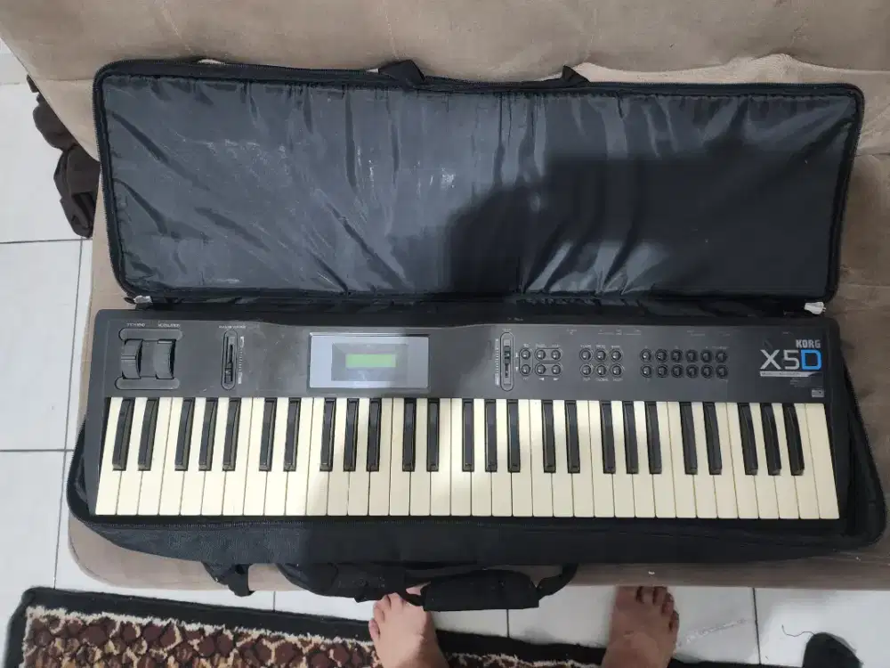 Synthesizer Korg X5D