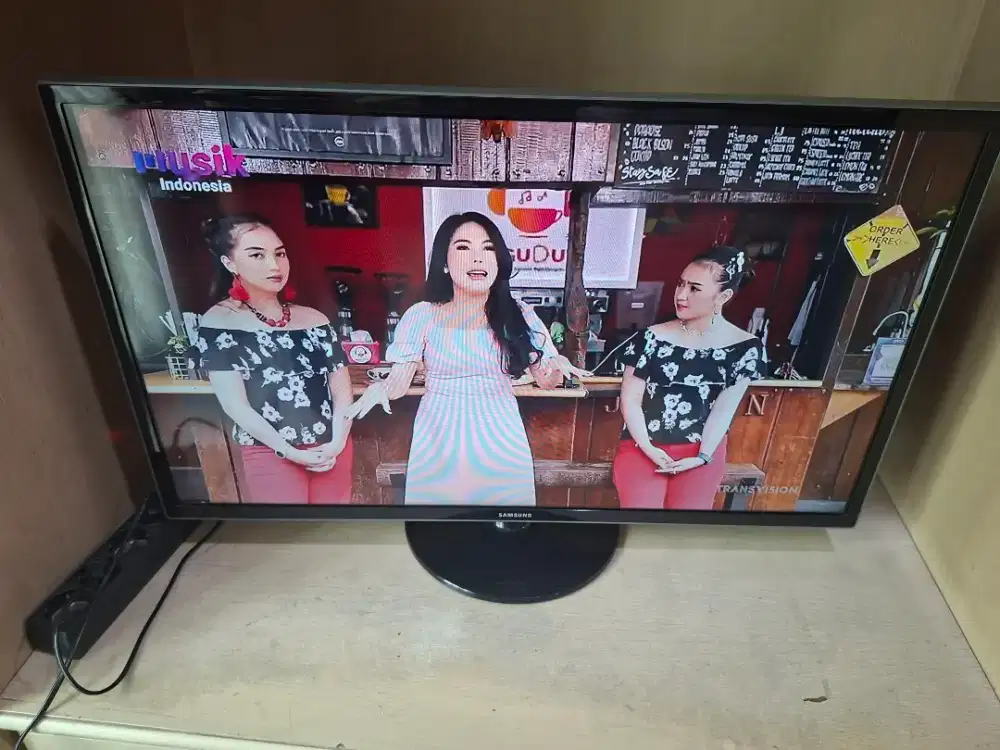 Samsung. Led . 32 inch. No minus