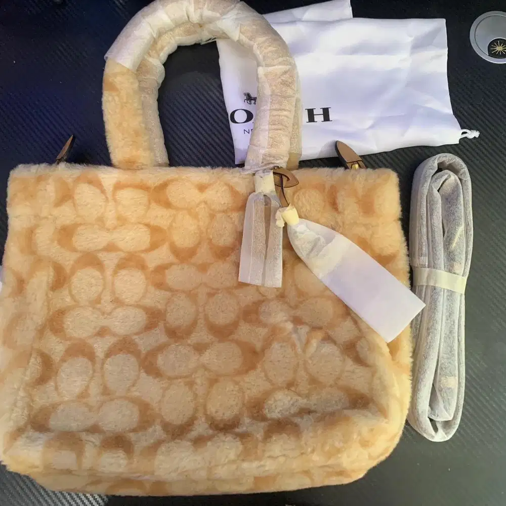 NEW 2 tas coach, 1 pouch victoria secret, 1 sandal havainas