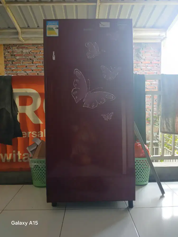 Kulkas sanken 1 pintu warna merah