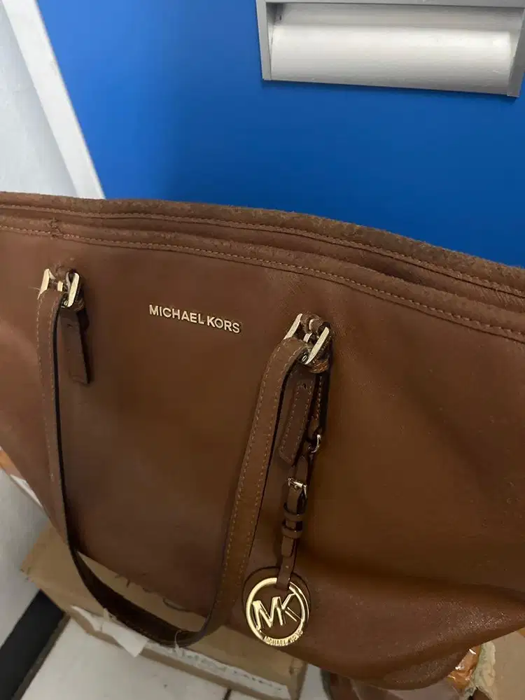 Butuh orang untuk bantu jualan tas